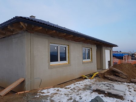 Zateplení stropu novostavby rodinného domu foukanou izolací v Ledči nad Sázavou